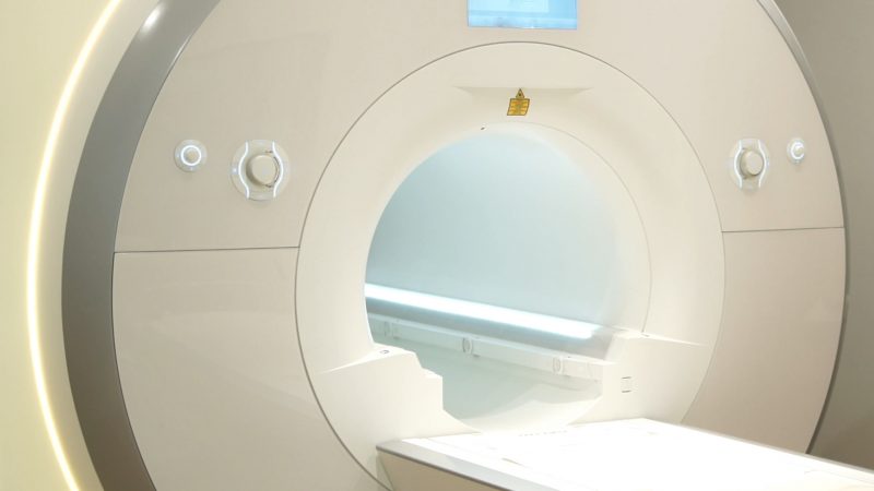 Czym różni się rezonans magnetyczny od tomografii komputerowej