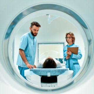 Rezonans magnetyczny całego kręgosłupa – jak przebiega, jak się przygotować